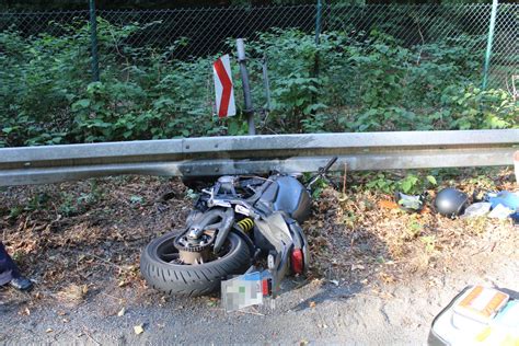 Pol Rbk Overath Motorradfahrer Kommt Von Der Fahrbahn Ab Und