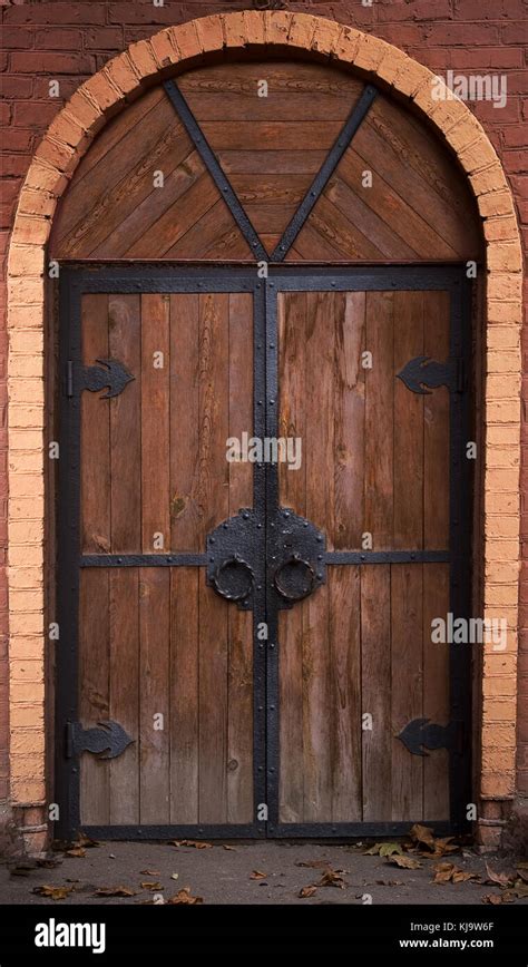 Old wooden castle entrance door hi-res stock photography and images - Alamy