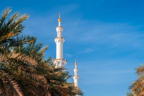 Gran Mezquita De Abu Dhabi Por La Noche Durante La Puesta De Sol