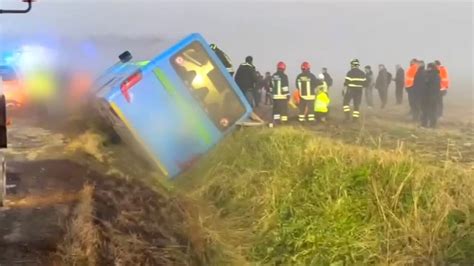 Pavia Bus Esce Di Strada E Si Ribalta Passeggeri Incastrati Nel Mezzo