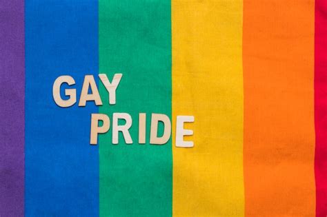 Gay Pride Sur Fond De Rayures Arc En Ciel Photo Gratuite