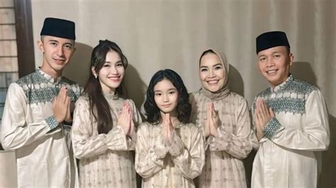 Beda Thr Ayu Ting Ting Dan Calon Mertua Bak Bumi Dan Langit