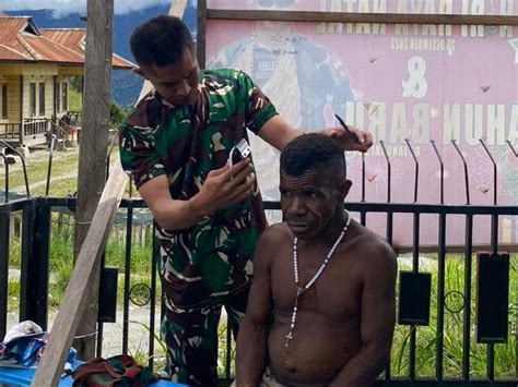 Prajurit Ksatria Condromowo Pangkas Rambut Warga Papua Ini Keren