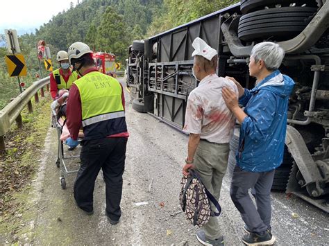 影下坡失速！遊覽車翻覆釀1死38傷 乘客憶驚魂瞬間不到「2分鐘」就翻了 中天新聞網