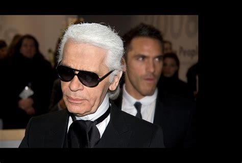 Rok od úmrtí „módního cara“. Značce Karl Lagerfeld stouply prodeje o ...