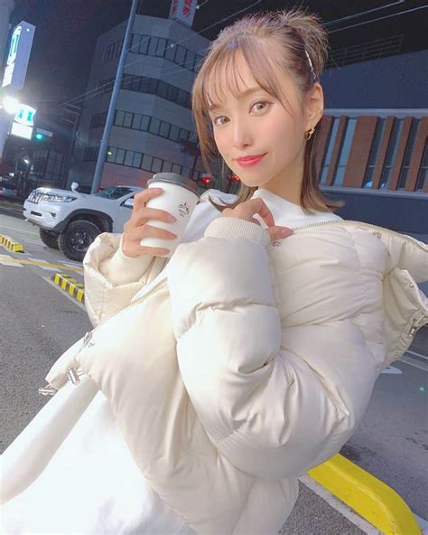 引地裕美さんのインスタグラム写真 引地裕美instagram「スワイプしてね ️ 人生初の白ダウン⛄️💛