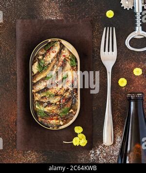 Essen Aus Der Dose Sprotten In L Mit Brot Und Zwiebel Von Gabel