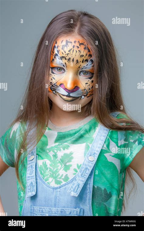 Peinture De Visage De Tigre Sur Jeune Fille Banque De Photographies Et