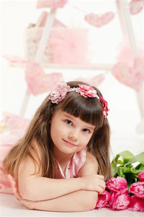 Portrait D Une Belle Petite Fille Avec Des Fleurs Photo Stock Image