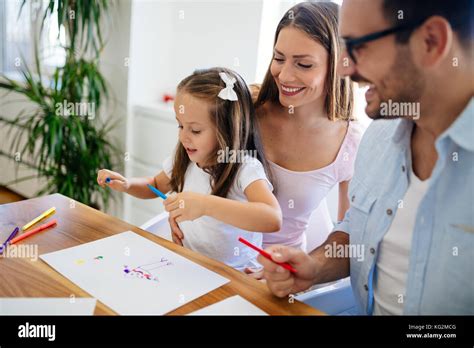 Familia Feliz Gastar Tiempo De La Diversi N En El Hogar Fotograf A De