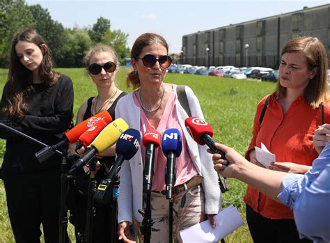 Odvjetnica Uhi Ene Aktivistice Iz Pussy Riota Ajsoltan Nijazova Izlazi Iz Pritvora Nacional