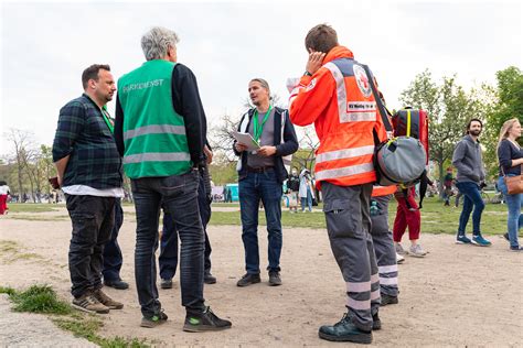 Der Mauerpark Tanzt Zum 16 Mal Friedvoll In Den Mai Freunde Des