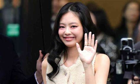 Jennie BLACKPINK Bikin Fans Histeris Saat Tampil Di Fashion Show Paris