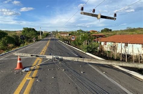 Chuva Vento Forte Provoca Destelhamentos Derruba Rvores E Postes