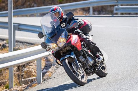 Motociclista Montado En Su Motocicleta En La Carretera Tomando Una