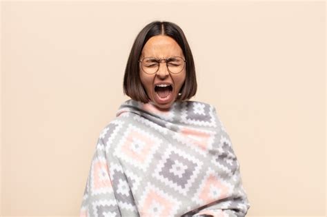Joven Latina Gritando Agresivamente Luciendo Muy Enojada Frustrada Indignada O Molesta