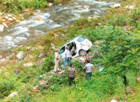 दर्दनाक हादसा पौड़ी Accident यहां कार खाई में गिरने से दो लोगों की मौत एक जख्मी। नोएडा से