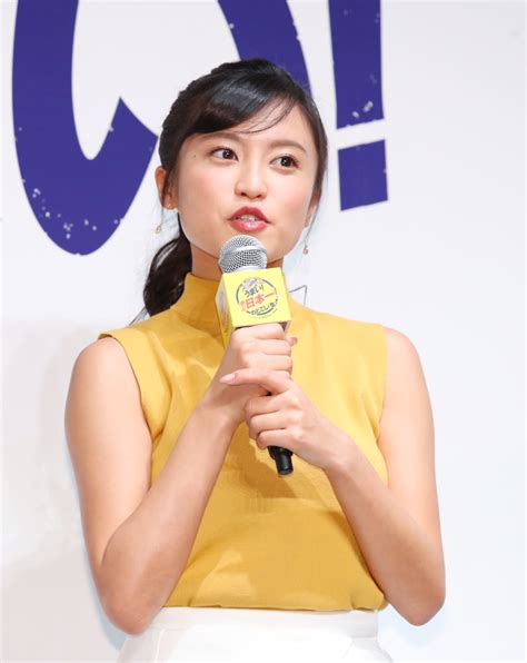 小島瑠璃子「キリンのどごし＜生＞」を達筆と美脚でアピール Moment日刊ゲンダイ