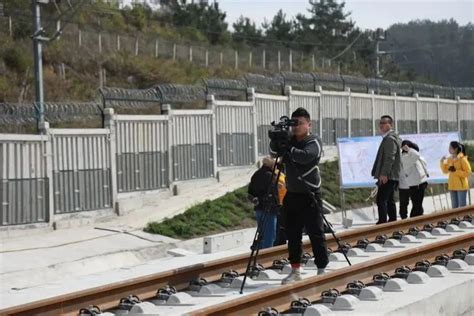 “贵南高铁建设决战开通”大型主题采访团走进龙里都匀腾讯新闻