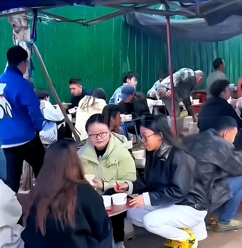 大学生组团跑到工地食堂吃13块钱管饱的快餐，学校食堂的脸往哪搁 哔哩哔哩