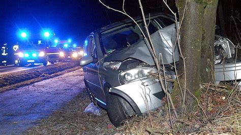 Auto kracht vor Baum drei Männer bei Unfall schwer verletzt