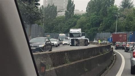 Acidente entre carro e camião na VCI no sentido Gaia Porto faz um