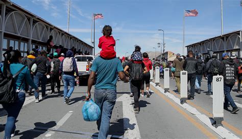 Estampida De Migrantes Tras Un Rumor Trataban De Cruzar A La Fuerza A