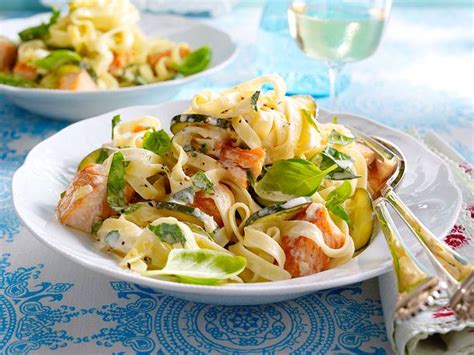 Bandnudeln Mit Zucchini Lachs So E Rezept Lecker