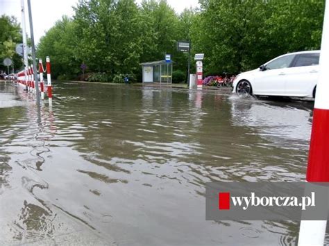 Nawałnica przeszła nad Ostrowem Woda zalała ulice i piwnice Stanęła