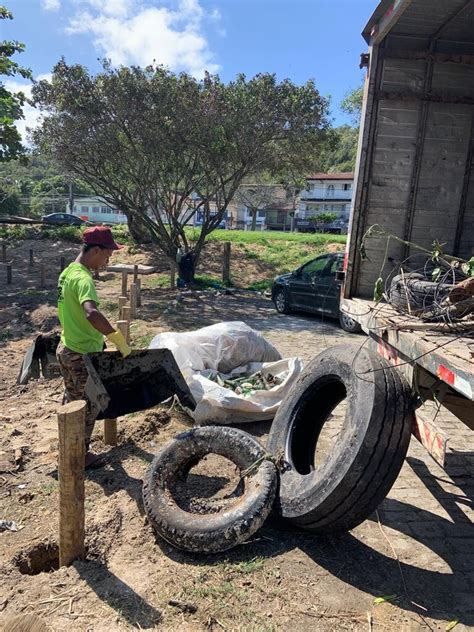 Prefeitura de Cabo Frio realiza limpeza em área de mangue da Avenida