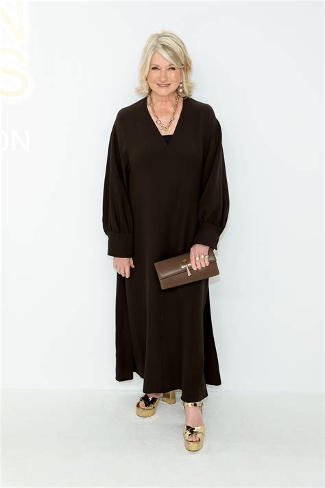 Martha Stewart Stuns On Sports Illustrated Swimsuit Cover At 81 I