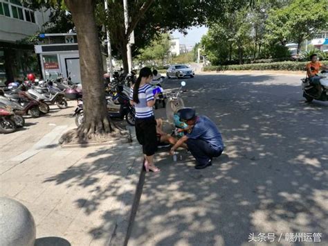 贛州一男子騎電瓶車不慎摔倒，城客處工作人員立馬上前幫忙 每日頭條