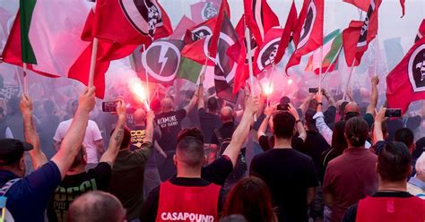 Napoli Aggredito Per Una Spilla Antifascista Indagati 5 Militanti Di