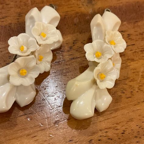 Pair Of S Tilco Flower Barrettes White Plastic V Gem