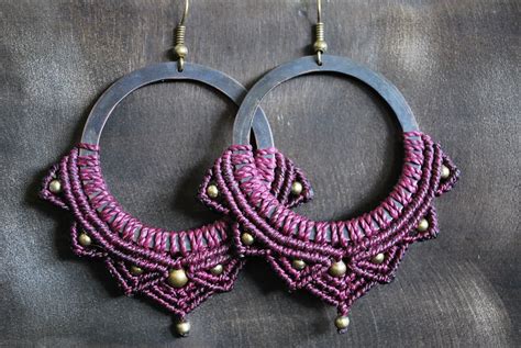 Boucles D Oreilles Micro Macram Sur Anneau En Laiton Violet Et Perles