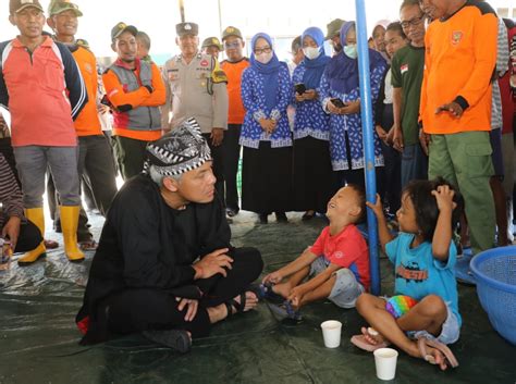 Tinjau Pengungsi Banjir Di Kudus Ganjar Gayeng Bareng Warga