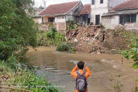 Tpt Di Ciherang Bogor Longsor Rumah Warga Menggantung Di Bibir Sungai