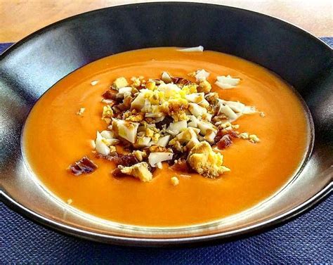 SALMOREJO Sopa fría Ajo tomate pan y aceite de oliva Salmorejo