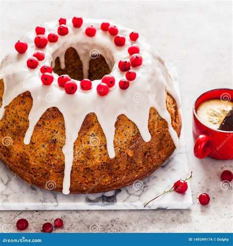 Lim N Poppy Seed Bundt Cake Foto De Archivo Imagen De Estacional