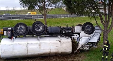 ULTIM ORA FOTO Camion Va Fuori Strada E Si Ribalta Sulla Statale UN