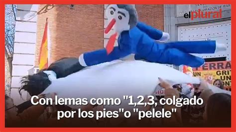 Simpatizantes del PP mantean un muñeco de Sánchez pidiéndole colgar al