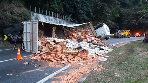 Carreta Carregada De Telhas Tomba Na Descida Da Serra Das Araras A