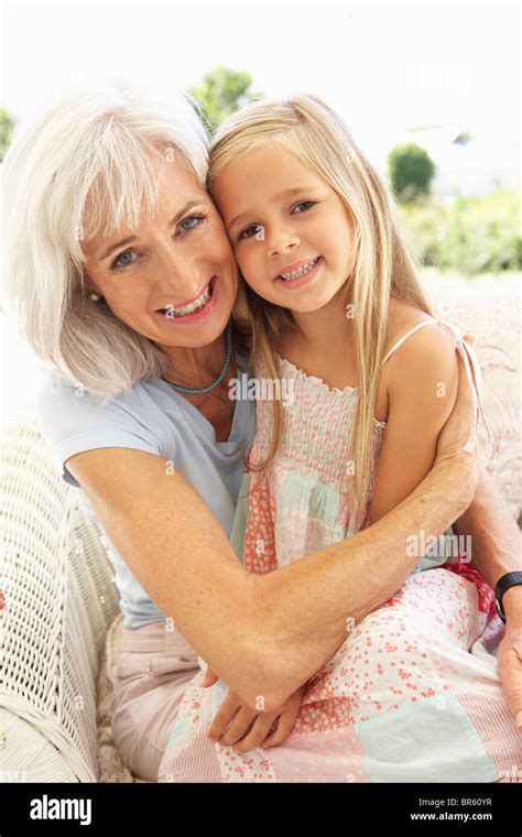 Portrait De Grand Mère Avec Sa Petite Fille De Détente Sur Le Canapé