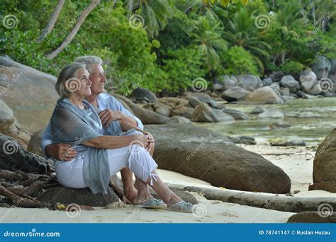 Resto Idoso Dos Pares Na Praia Tropical Imagem De Stock Imagem De