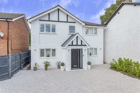 3 Bed Detached House For Sale In Knaphill Woking Surrey Gu21 Zoopla