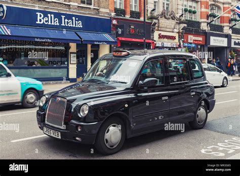 London UK April 2018 London Taxi In Der Shaftesbury Avenue Eine