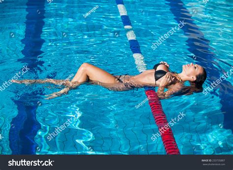 Sexy Swimmer Slender Sexy Lady Bikini Foto Stok Shutterstock