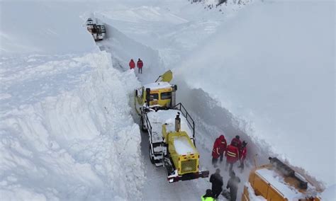 Stranded Tourists In Xinjiang Safely Depart As Partial Road Sections