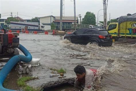 Banjir Di Kaligawe Semarang Petugas Pompa Masih Berjibaku Tangani Genangan