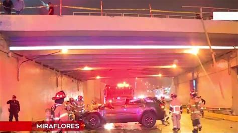 Auto Cae De Puente Aramburú Hacia La Vía Expresa Luego De Persecución